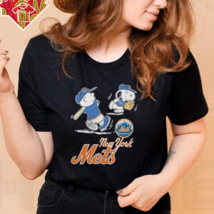 Mets Merch Peanuts Charlie Brown And Snoopy Playing New York Mets Shirt