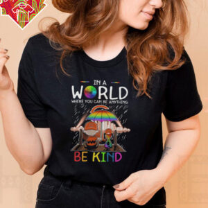 Snoopy And Charlie Brown The Peanuts Chicago Bears In A World Where You Can Be Anything Be Kind Tee